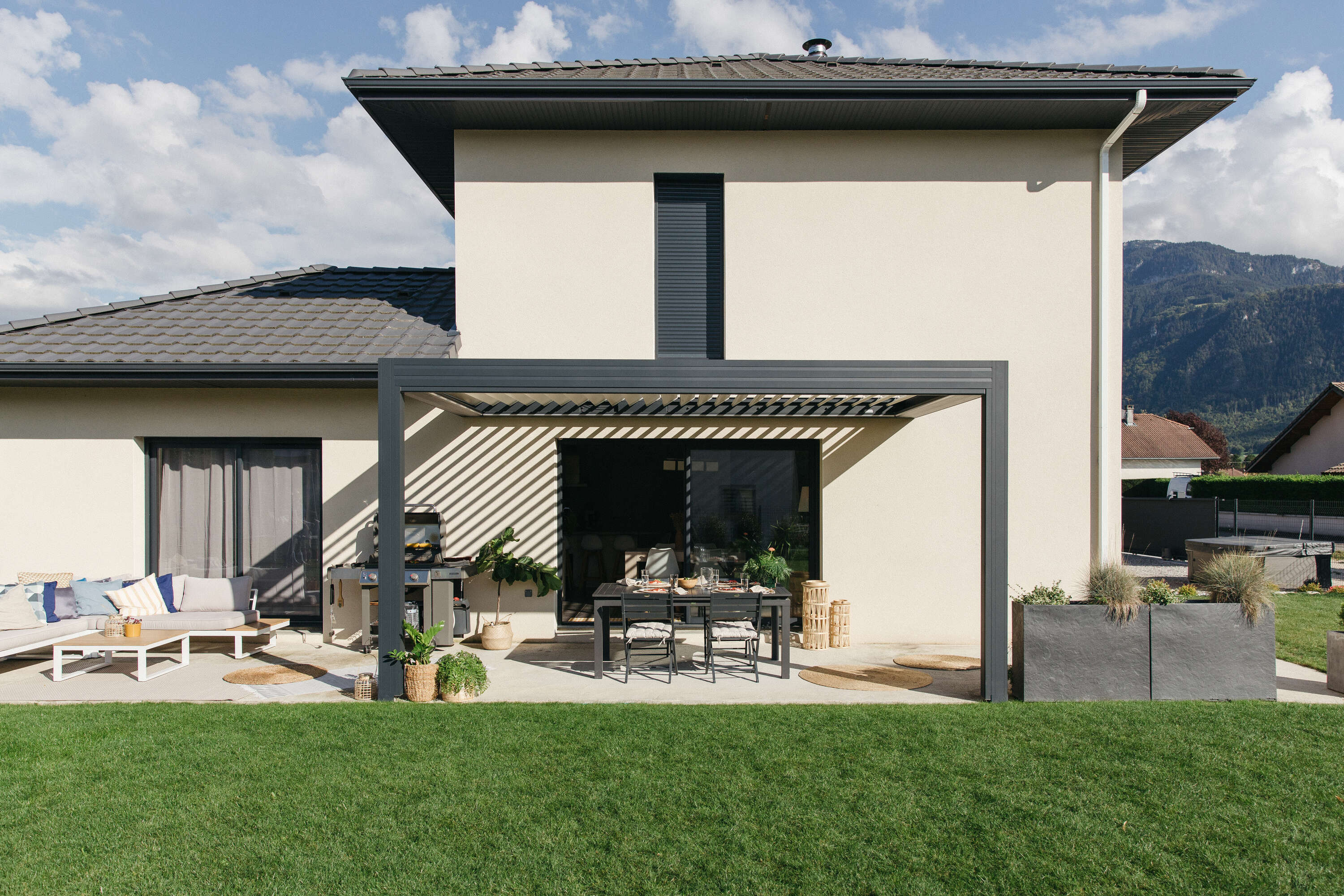 Maison avec pergola sur la terrasse