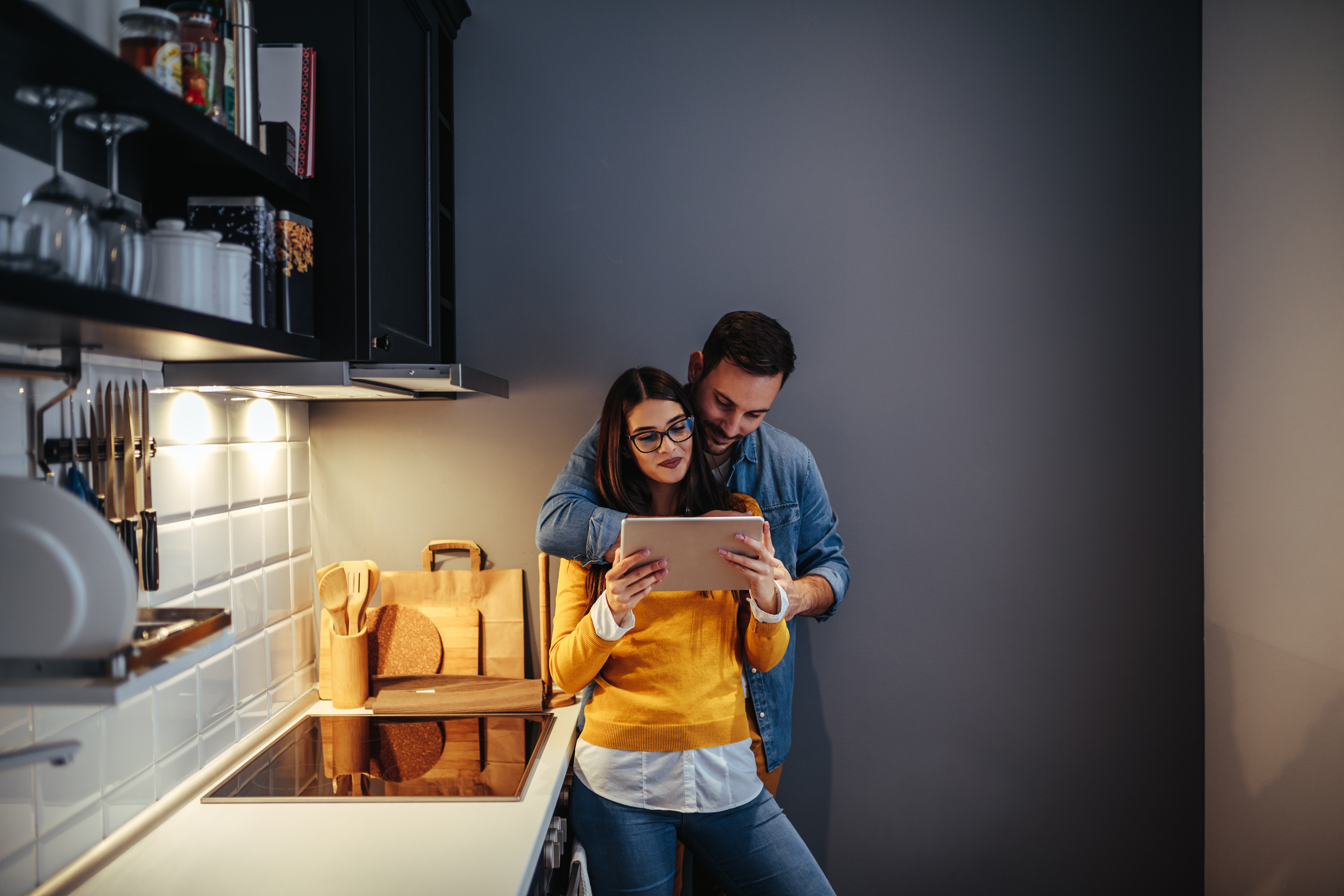 Paar met behulp van tablet in de keuken